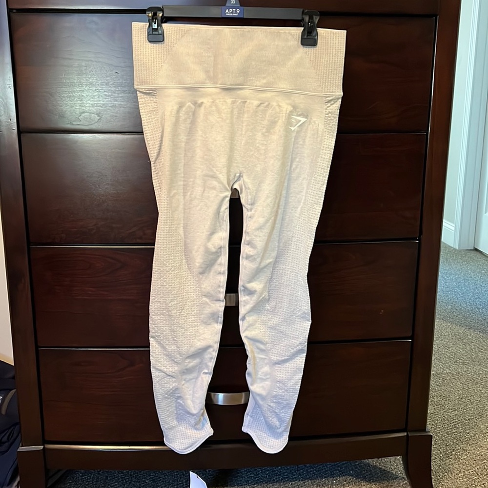 Gymshark light gray leggings size L NWT